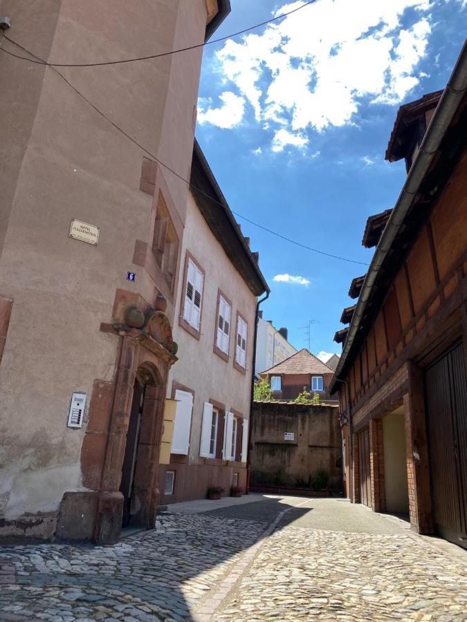 De Charme Dans Un Monument Historique Date De 1544, Au Centre De